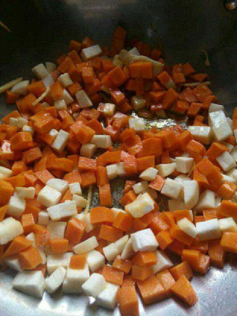胡萝卜炒杏鲍菇,热锅倒油，放入胡萝卜和杏鲍菇一起翻炒熟