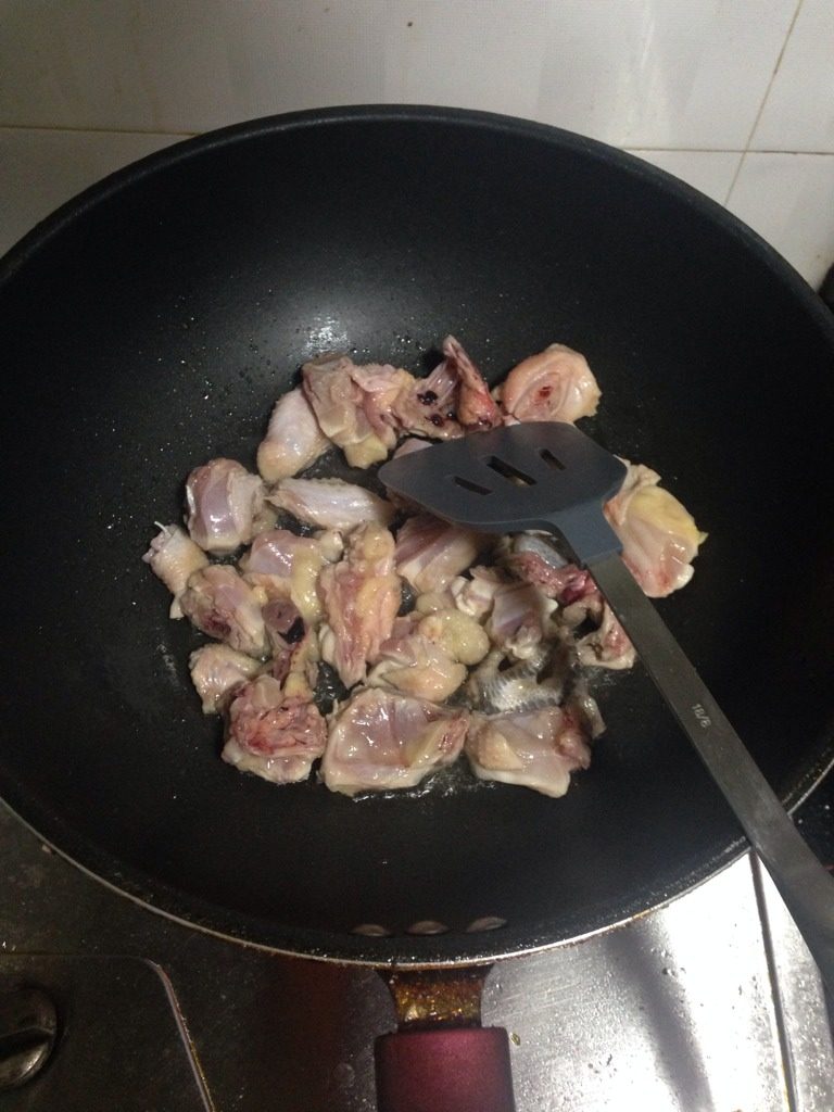 紫苏炒鸡,起油锅放蒜头、姜，把腌好的鸡肉放进锅里。放入后先不翻炒。大火等鸡肉爆3分钟，鸡肉有点焦，再翻炒。