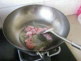 青萝卜丝炒肉,锅里放油把肉放进去翻炒。
