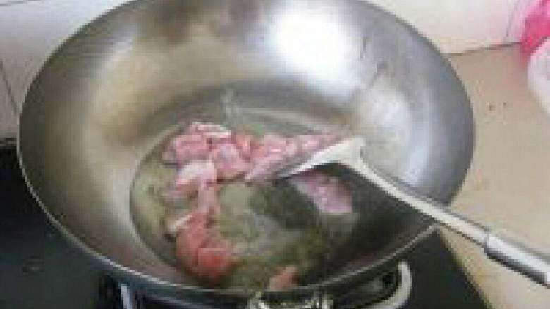 青萝卜丝炒肉,锅里放油把肉放进去翻炒。