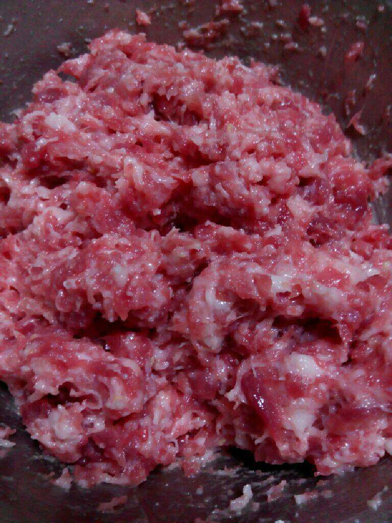 小混沌,2.把肉末里面加入少量的盐搅拌均匀 备用