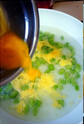 蚕豆鸡蛋汤,水开后倒入打散的鸡蛋液。