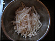 椒油金针菇,略挤去水分，放进大碗；