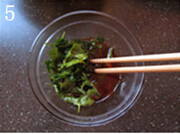 椒油金针菇,将椒麻味汁材料和香菜叶一起放进小碗，搅拌均匀；