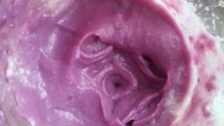 无奶油紫署冰激凌,4. 蒸熟的紫薯，加一点牛奶打成紫 薯泥！

