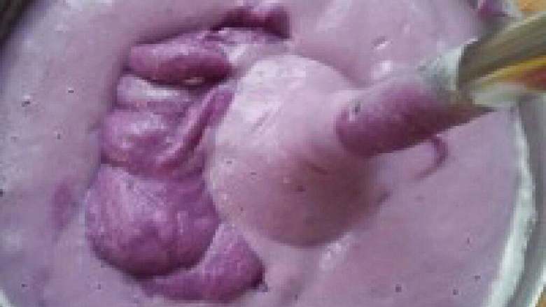 无奶油紫署冰激凌,5. 蛋奶糊和紫薯泥混合，倒入容器 送冰箱冷冻！我没有冰激凌机，所 以我得自己搅拌！基本上一个小时 一次吧，就用勺子和和就可以了，四五个小时以 后就不用管了！