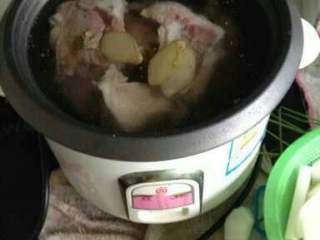 萝卜筒骨汤,电饭锅重新放水，放入姜蒜
片和筒骨，