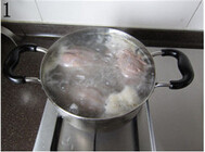 酱牛肉,牛健焯水：冷水入锅（分量外的水），中火煮烧开，保持沸腾约2分钟；