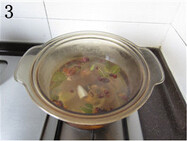 酱牛肉,锅中加入清水、所有香料和葱姜，凉水入锅，大火煮开，保持沸腾5分钟；
