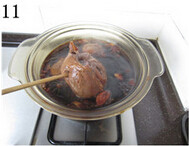 酱牛肉,第二次关火前牛健大约煮至7、8分熟，用筷子能扎透即可，焖到汤凉，差不多就熟了