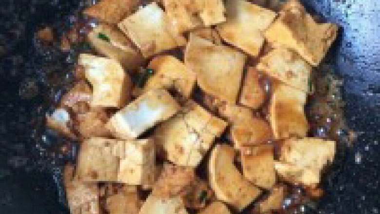 毛豆炒豆腐,把蒜和辣椒放进去爆香倒入豆腐翻炒。