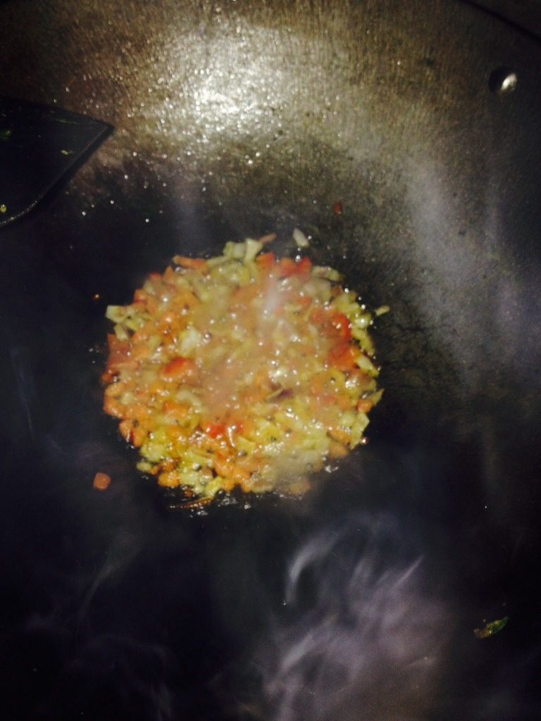 咖喱豆腐,起锅热油下洋葱红椒粒爆香