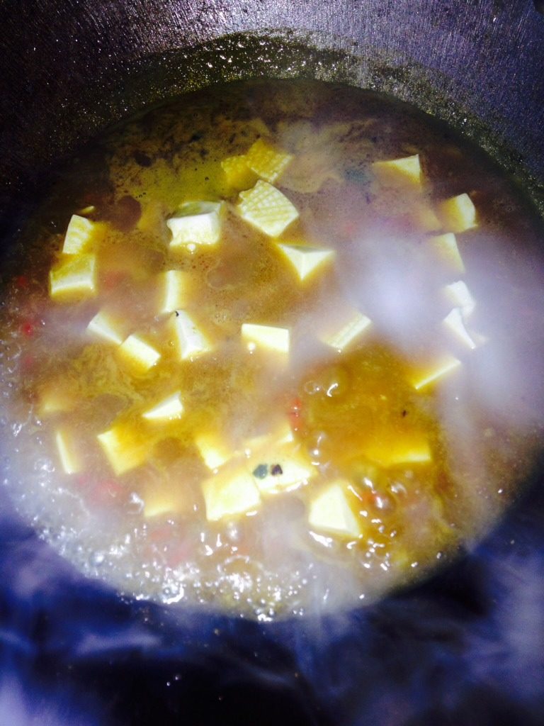 咖喱豆腐,下入豆腐中火煮3分钟，期间要不断用铲子轻推汤汁以免糊锅