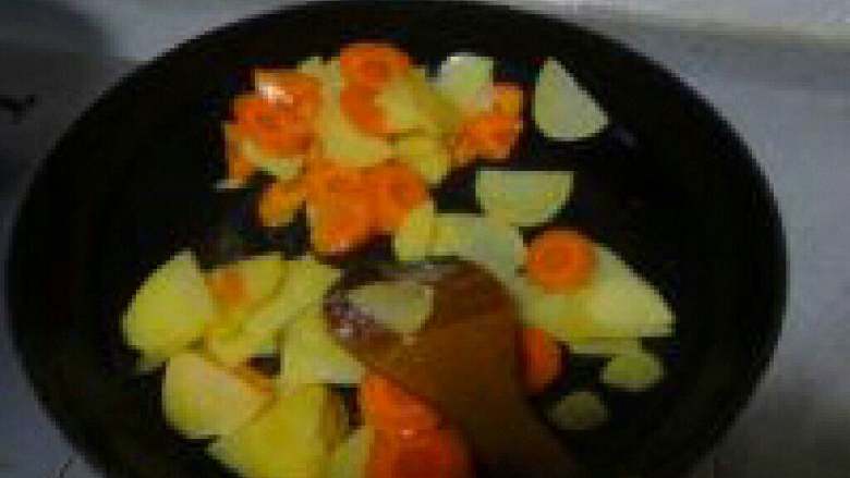 胡萝卜土豆炒锅巴,炒得差不多熟了就加适量盐调味后盛出。