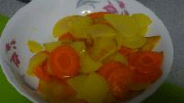 胡萝卜土豆炒锅巴,盛到盘子里备用。