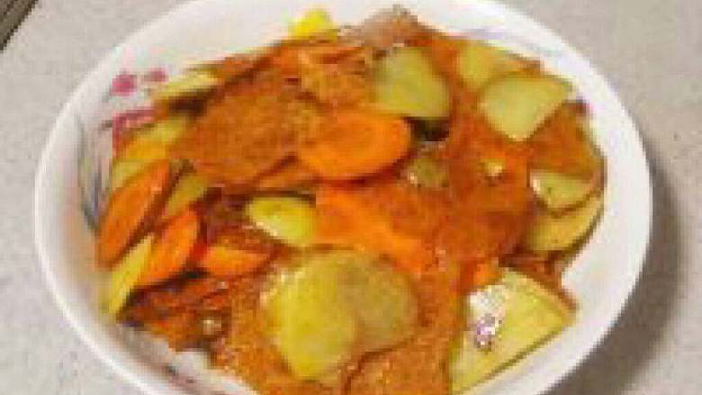 胡萝卜土豆炒锅巴,炒好了就盛出装盘。