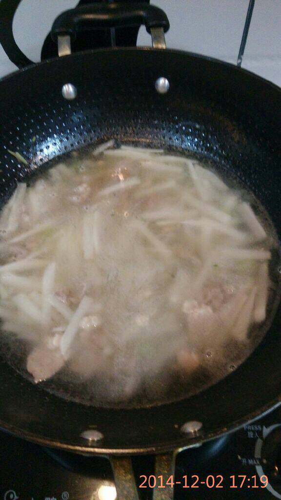 羊肉萝卜汤,水开后加入盐调味