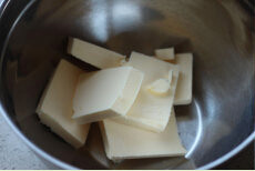 黄油曲奇,黄油放入干净的盆中，室温软化；