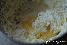 黄油曲奇,鸡蛋磕入碗中，打散后分两次加入黄油中，每次充分拌匀后再加入剩下的蛋液；