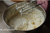 托马斯场景蛋糕,打蛋器先低速后转高速将奶油打发；