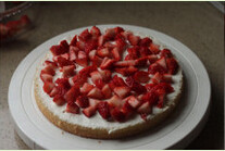 托马斯场景蛋糕,将草莓丁均匀的铺在蛋糕上；