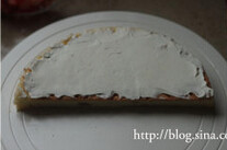 托马斯场景蛋糕,其中一份取适量打发后的奶油抹平；