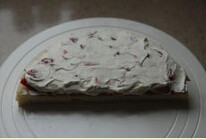托马斯场景蛋糕,取适量奶油盖住草莓；
