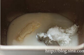 鲜奶吐司,将主面团中的水、盐、幼砂糖及奶油放入面包桶内