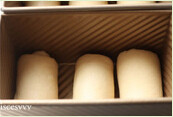 鲜奶吐司,继续一次擀卷后，将卷好的面团排入吐司模中，放温暖湿润处进行最后发酵