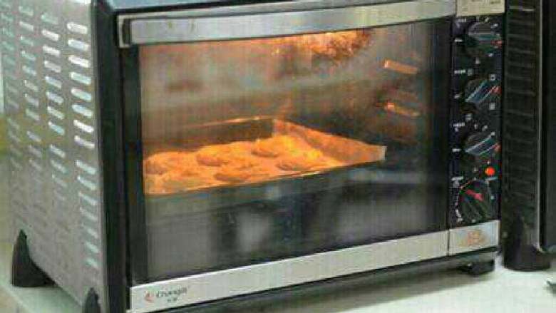 酥脆可口传统曲奇,放入预热好的烤箱，上下火150度，烤20分钟