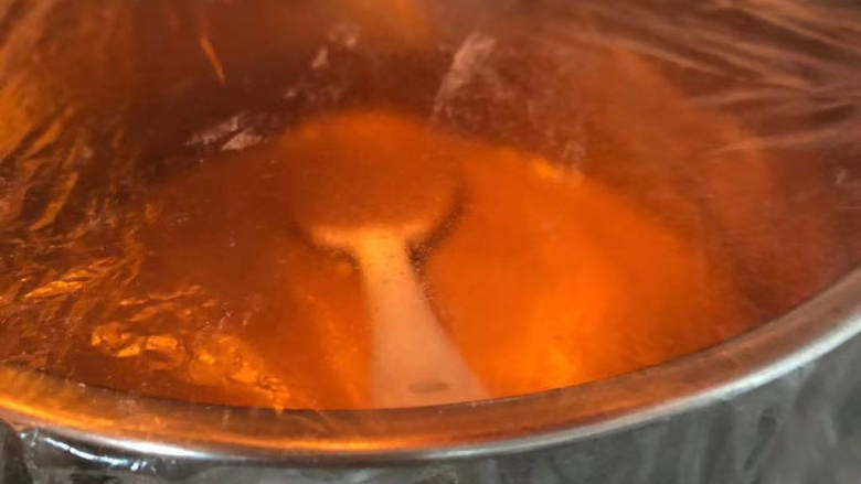减脂版提拉米苏,搅拌均匀后盖保鲜膜冰箱冷藏片刻，让奇亚籽吸饱水分。