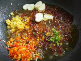 水煮九肚鱼,热锅冷油放入豆瓣酱，姜，葱，蒜片，辣椒，花椒