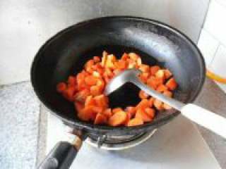 胡萝卜丁炒腰果,锅里放适量油把胡萝卜放进去翻炒。