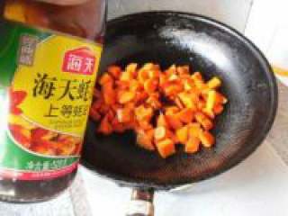 胡萝卜丁炒腰果,加适量蚝油和盐调味。