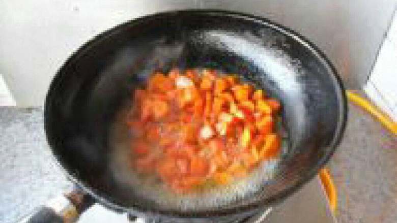 胡萝卜丁炒腰果,在加适量水煮一下。