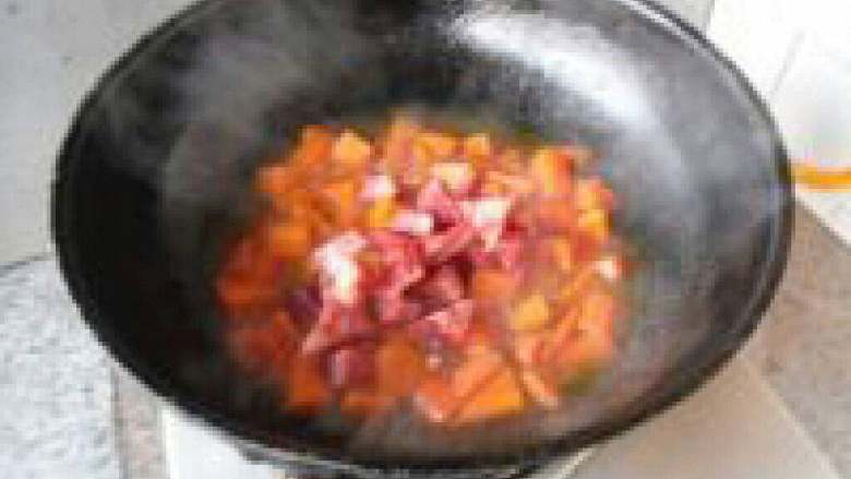 胡萝卜丁炒腰果,在倒入腊肠翻炒。