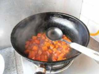 胡萝卜丁炒腰果,等汤汁收干就可以了。