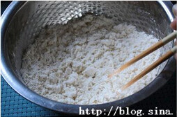中式肠仔卷,用筷子打成雪花状；
