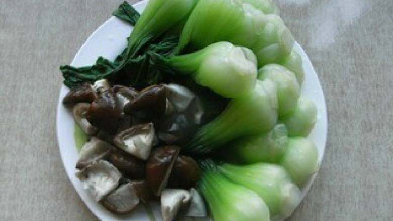 海米香菇扒油菜,香菇一切四和油菜心一块装盘备用