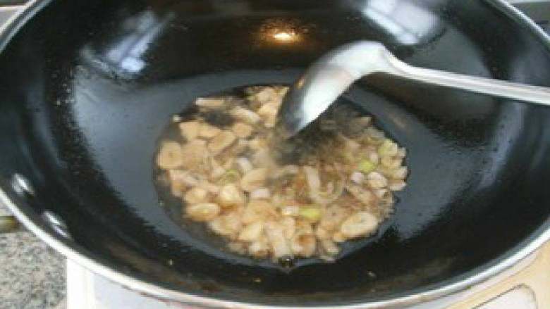 海米香菇扒油菜,锅内放油烧四，五分熟，放入葱姜末，蒜片炒香