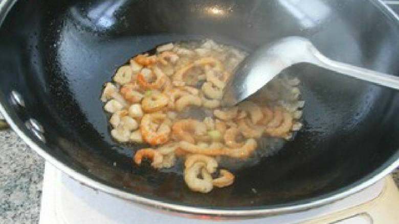 海米香菇扒油菜,放入海米煸炒