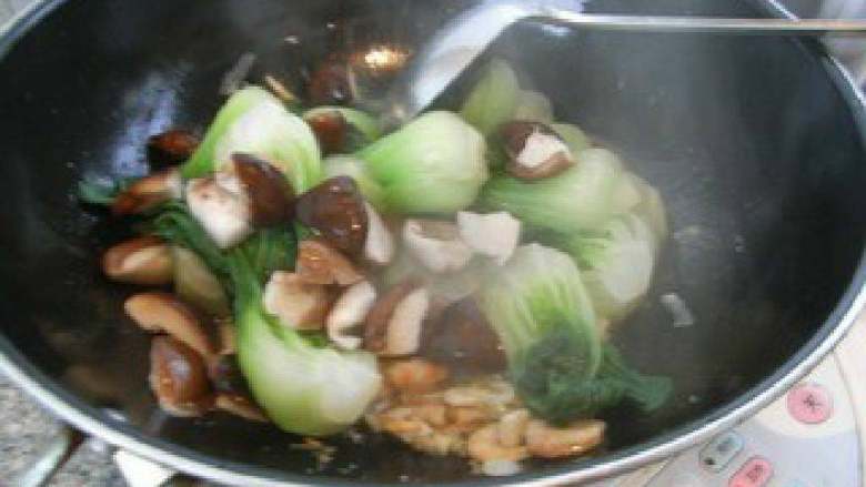 海米香菇扒油菜,放入香菇油菜心煸炒