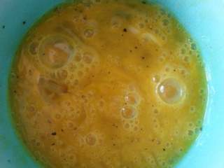 鸡蛋火腿灌饼,准备鸡蛋液体，加入少许胡椒粉。