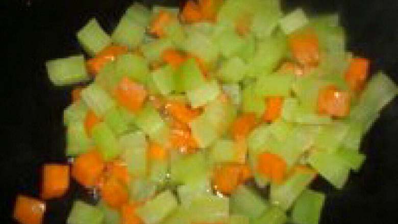 莴笋胡萝卜丁炒虾仁,锅里放油把胡萝卜和莴笋都倒进去翻炒。