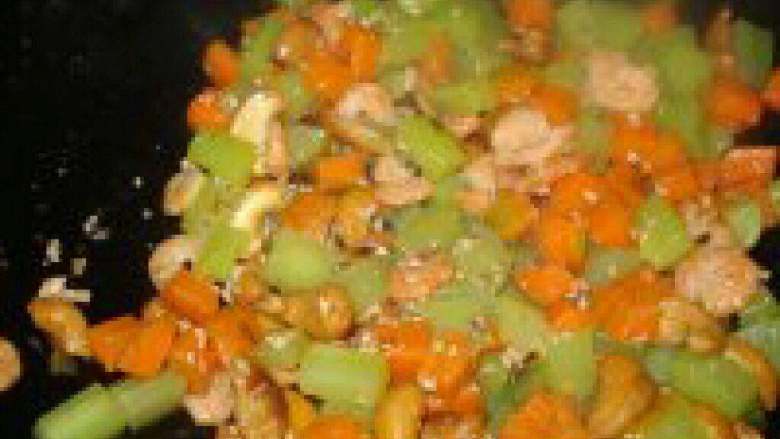 莴笋胡萝卜丁炒虾仁,在加入适量盐调味翻炒到熟就可以了。