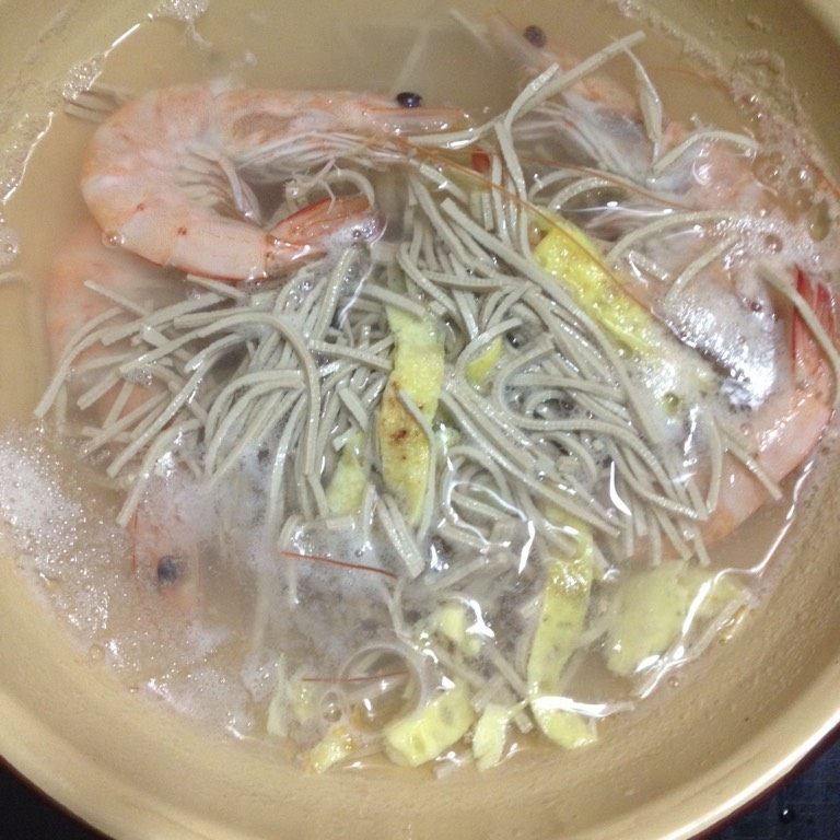 海鲜汤,如图水烧开将虾，豆丝倒入锅里