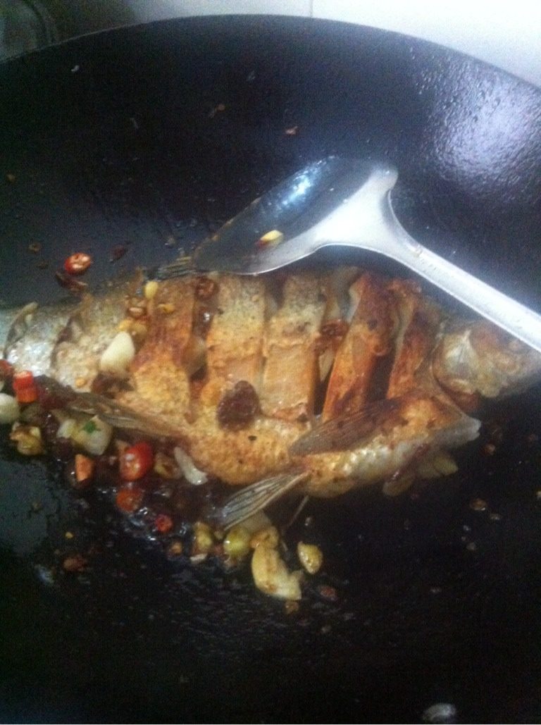香煎鳊鱼,翻面煎3.4分后放入姜辣椒，大蒜豆瓣酱