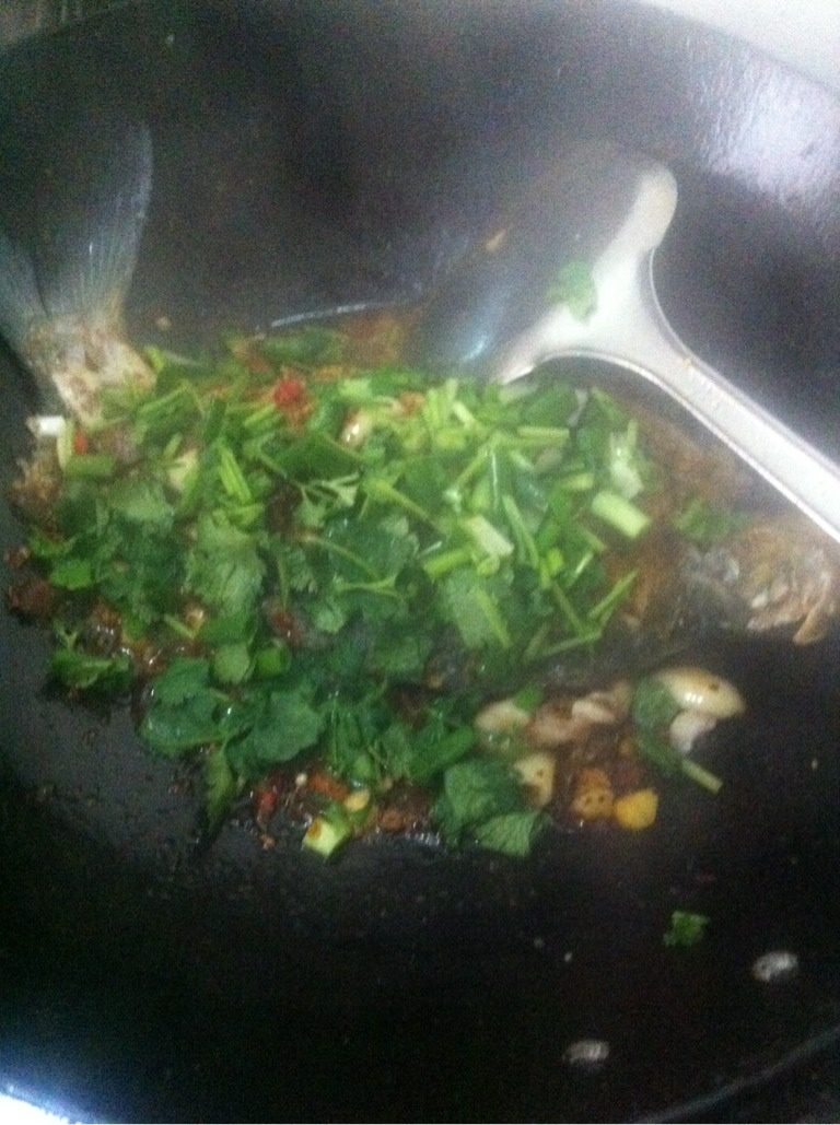 香煎鳊鱼,大概一分钟后放小半碗水，大火收汁，放入香菜和葱