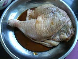 ≈电饭锅版烤鸡≈,把酱汁抹在鸡边腿上，正反面都要抹，让它腌1个小时