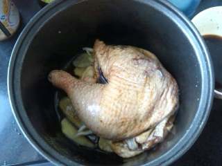 ≈电饭锅版烤鸡≈,把腌好的鸡边腿放入锅中淋上盘里剩下的料汁，但是不能多了，不然成煮鸡腿了